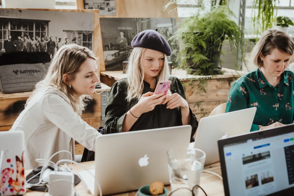 Hoe zorg ik voor consistente online zichtbaarheid?